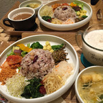 OGADA - 15種ビビンバとりんごと高麗人参のジュース