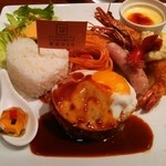 Toukyouraisu - ハンバーグに目玉焼きを乗せたら、味が一層濃厚に感じます！エビフライも太めで食べ応えあって最高！他のも気になるけど何度も食べたくてこればかり頼んでます。