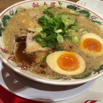 ラーメン魁力屋 - 背脂たっぷりだけどあっさりうま〜