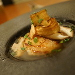 裏参道牛肉店 - 活ホタテポワレ