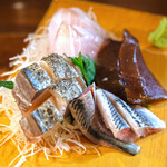 VINDUSTRY - お刺身盛定食 1500円 の漬け鮪、イワシ、鰆、平スズキ