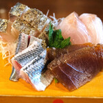 VINDUSTRY - お刺身盛定食 1500円 の漬け鮪、イワシ、鰆、平スズキ