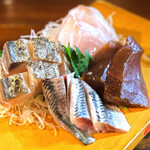 VINDUSTRY - お刺身盛定食 1500円 の漬け鮪、イワシ、鰆、平スズキ