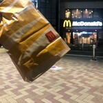 マクドナルド - ドリンク写真:あえてテイクアウトにして駅前交番の前にある。人生を捨てたアウトローが集まるベンチで食べる