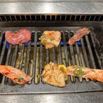 焼肉ホルモン酒場 まる助 - 【2026.1.19(月)】お肉を焼いている