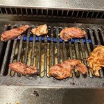 焼肉ホルモン酒場 まる助 - 【2026.1.19(月)】お肉を焼いている