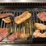 焼肉ホルモン酒場 まる助 - 【2026.1.19(月)】お肉を焼いている