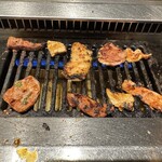 焼肉ホルモン酒場 まる助 - 【2026.1.19(月)】お肉を焼いている