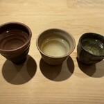 鮨 一二郎 - カバー写真を飾る黒龍3種飲み比べ。チョイスはちぃちゃんがしてくださいました(∩ˊ꒳​ˋ∩) 左から◾︎黒龍 しずく 大吟醸◾︎黒龍 火いら寿 純米大吟醸◾︎黒龍 石田屋 純米大吟醸