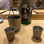 鮨 一二郎 - ☆磯自慢 吟醸(静岡) 私がお鮨屋さんで初めていただいた日本酒が「磯自慢」でした。爽やかな香り、芳醇で甘味ある味わい。キリリと引き締まった後口と優雅に続く余韻が素晴らしいバランス！一生ファンです❤️
