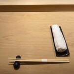 鮨 一二郎 - お手入れされた柔らかな白木のカウンター。