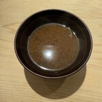 鮨 一二郎 - あさりいっぱいの赤だしでほっとひと息。