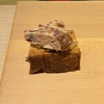 鮨 一二郎 - 玉。上にのってるのは何だったかな？大将はよくリンゴのコンポートをのせたり、甘栗をのせたりするのです。( ˊᵕˋ ;)もはやデザート感覚❤️