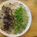 なみへい - 博多ラーメン+ねぎ、きくらげ多め