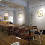 シャトン - 大テーブルと白が基調の店内