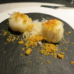 エクアトゥール - 焼き百合根饅頭とパルメザンチーズ、カラスミパウダー