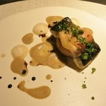 エクアトゥール - チョリソーでピケした活けホタテのロティ、コンソメを塗りながら焼いた鰻、ご
      ぼうとタビル（香辛料の合わせ調味料）ソース、木の芽の香り
      