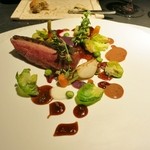 エクアトゥール - ビュルゴー家ルーアン鴨の炭火焼、赤ワインクリームとエシャロットソース