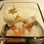 エクアトゥール - ショコラブランのムースとローズ、生姜、ミント、グレープフルーツの皮でマリ
      ネしたグレープフルーツ、ライチのグラニテ
      