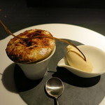 エクアトゥール - チョコバナナスフレ、シブースト（キャラメリゼ）仕立て、カタラーヌ（シナモ
      ンとバニラ）とシャルトルーズのアイス
      