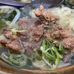 大地のうどん - 別鉢の牛スジをダイブさせました。