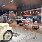 スターバックスコーヒー 日産グローバル本社ギャラリー店 - 館内のお席は、どこに座っても良いとの事です。車好きさんにも良いのかも。