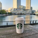 スターバックスコーヒー 日産グローバル本社ギャラリー店 - この景色見て呼吸がゆっくりに変わり、ぼーっとしていたら、水面から一瞬何か飛び出して消えた。