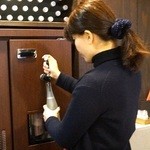 蔵 BAR - 綺麗なお姉さん♡　生酒を注文すると、瓶詰。　栓が緩くて、ちょっと漏れてたよー。（笑）