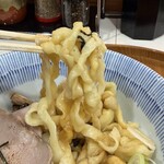 麦と手 - 店内で打たれたもっちりムムチした自家製極太平打ち縮れ麺