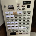 麦と手 - 入って左側の新札.新500円玉対応券売機(現在現金のみ?)