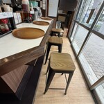 麦と手 - 下に浅い棚と荷物用フックのある厨房向きL字カウンター6席①