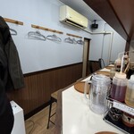 麦と手 - 壁側にハンガー掛け