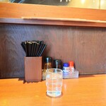 やぐら亭 - 卓上常備 + 着席後すぐに提供してくれる、冷たいお水。