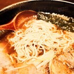 やぐら亭 - パツン系寄りの細麺が、スープを持ち上げてくれます。
