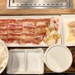 焼肉ライク - 料理写真:薄切りカルビセット（M)+ホルモンハーフ（増量中）