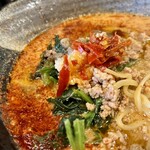地獄の担担麺 護摩龍 - にんにくトッピングはちいたろこ流w 臭いです♪