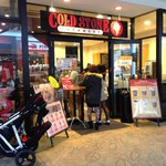 COLD STONE CREAMRY - 店舗前