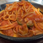 さかい珈琲 - 敷かれた卵に太麺生麺が濃厚ソースに絡む