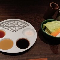 串揚げキッチン だん - 器。左からだし醤油、辛子入りソース、ソース、塩。スティック野菜、お茶。