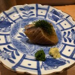 鮨 しゅんぺい - 鰆タタキ(左の薬味葱のペースト美味しい)