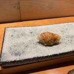 鮨 しゅんぺい - 帆立貝柱、半生で軽く潰してあります。帆立の甘さが良く出てます。