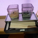 あみもとの里 かがしま - お茶とガリ、箸