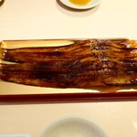 あみもとの里 かがしま - ●焼き穴子　660円◯煮穴子
一匹丸々使われた煮穴子は長いなあ！

柔らかく、じゅくっとした食感で
身にはふっくら感はなくて、バーナーで炙った感もある

甘みシッカリ目のタレとなり、普通な味わい