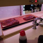 あみもとの里 かがしま - 注文品は上のレーンと下のレーンで注文品のみ
テーブル横に止まる仕組みだった