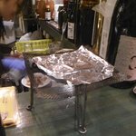 はじまる蔵 - するめいか用の炙り台。理科の実験のよう