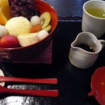 甘味処 金花糖 - そして、クリームあんみつをオーダーしましたよ。こんな感じでお盆の上に乗ってやってきます。クリームあんみつと黒蜜、お茶が出できます。フォークとナイフも可愛い感じですね。