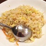 黄鶴楼 - エビ炒飯。水菜や人参の千切りを入れて頑張ってる。