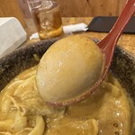 うどん 四方吉 - 【2026.1.20(火)】豚カレーうどんに入っている味玉