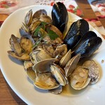 ジョリーパスタ - 料理写真:アサリとムール貝のガーリックソテー