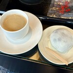 明石屋 - 朝搗き豆大福とサービスのコーヒー